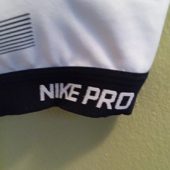 Womans XS Nike Dri-Fit Black and White Sports Bra for Ultimate Comfort - Picture 3 of 4